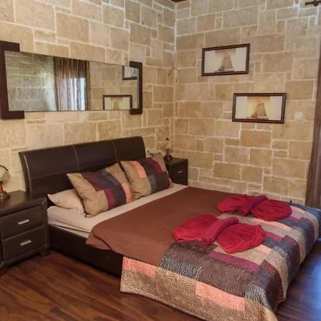 Stone And Wood Villa *